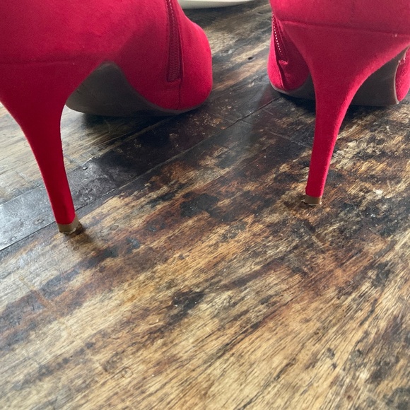 Red Jessica Simpson heels.8. - Picture 4 of 9